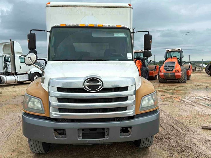 2015-hino-box-truck-image-4