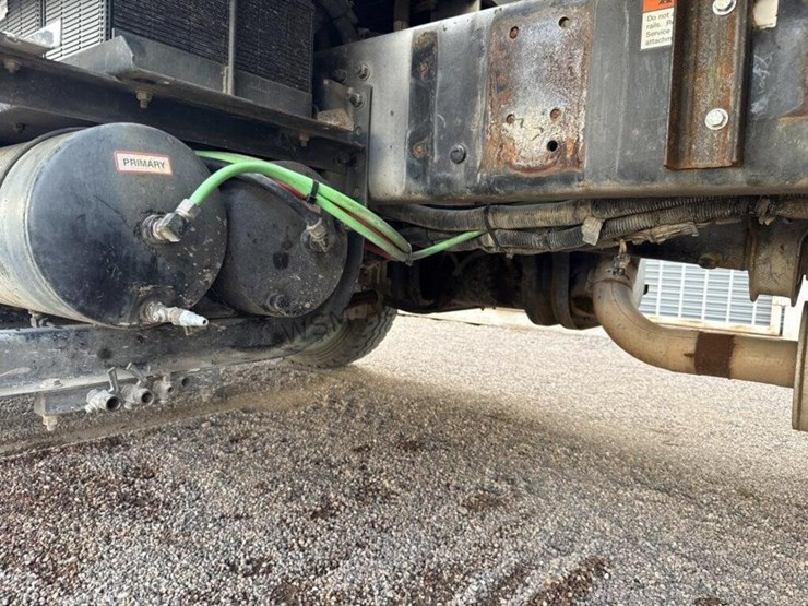 2003-freightliner-fl70-image-14