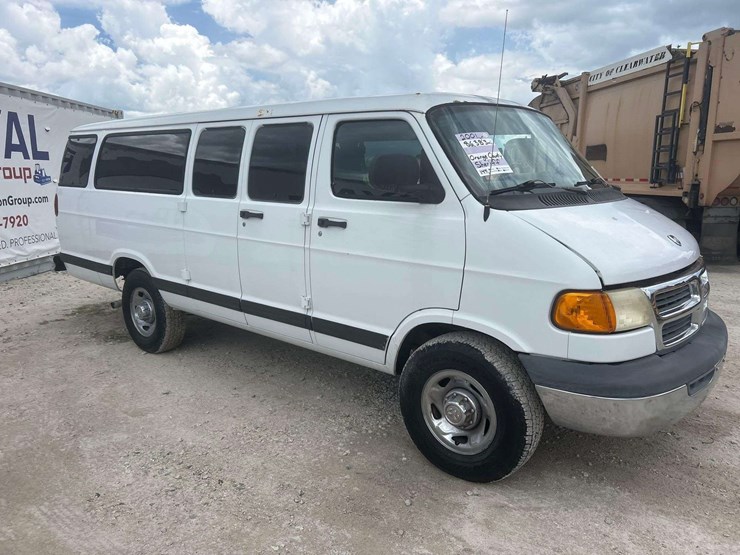 2001-dodge-ram-wagon-3500-passenger-van-image-2
