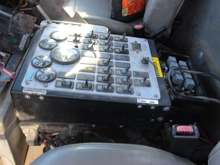 2005-freightliner-fl70-image-16