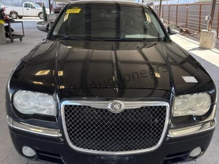 2009-chrysler-300-c-sdn-image-3
