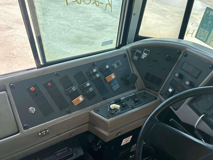 2004-ic-corporation-3000ic-school-bus-image-13