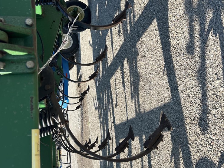 2004-john-deere-2210-image-16