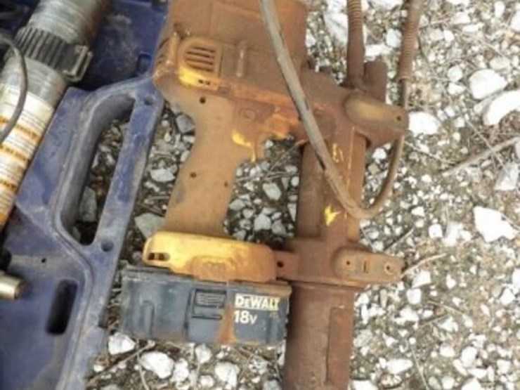 2---battery-powered-grease-guns,-more-image-4