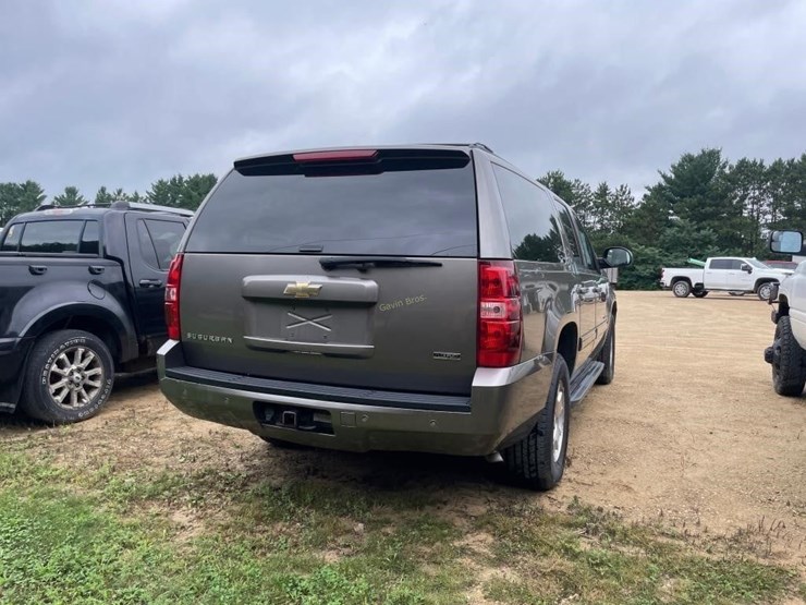 2011-chevrolet-suburban-image-8
