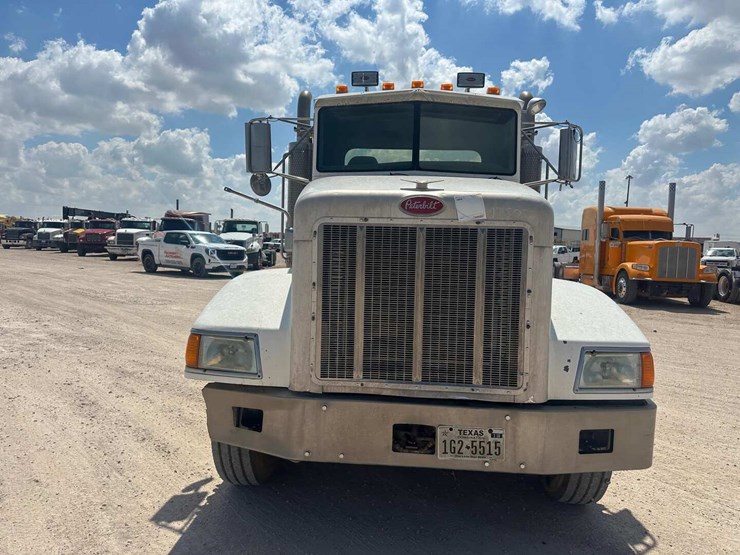 2004-peterbilt-385-image-2