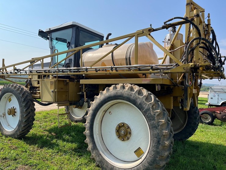 rogator-664-sprayer-image-8