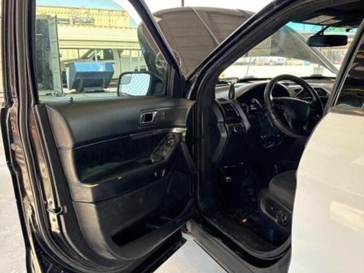 2016-ford-explorer-image-22