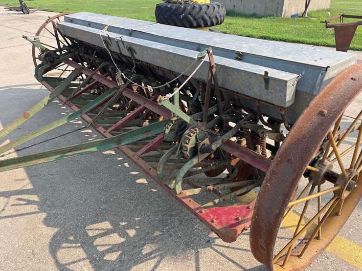 minneapolis-moline-12ft-steel-wheel-grain-drill-image-7