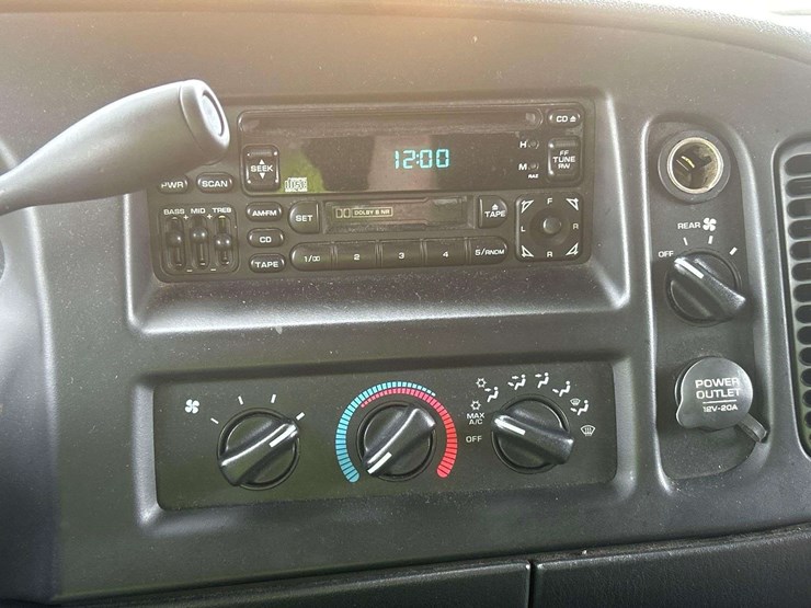 2001-dodge-ram-wagon-3500-passenger-van-image-17