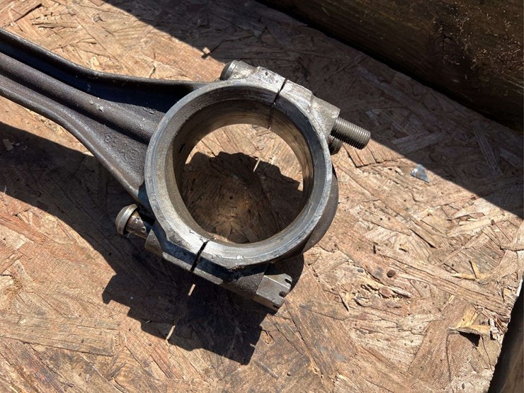 john-deere-model-g-pistons,-rods,-and-camshaft-image-9