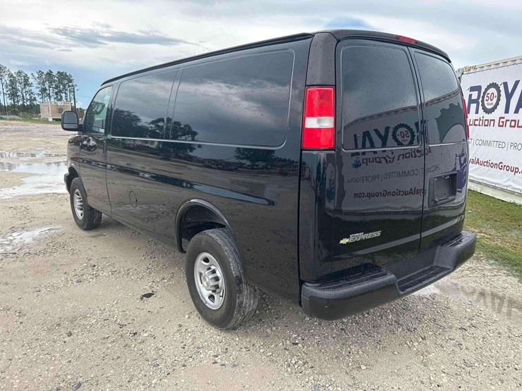 2023-chevrolet-express-2500-image-4