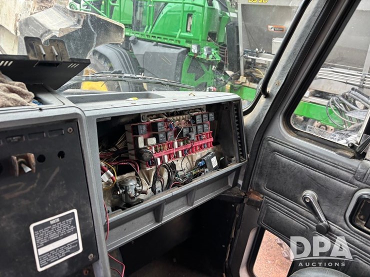 1996-mack-ch613-image-48