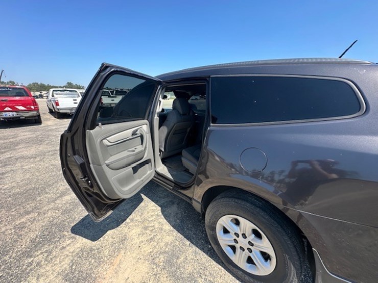 2016-chevrolet-traverse-ls-image-24