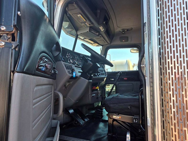 peterbilt-389-image-2