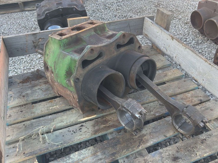 john-deere-model-g-block,-pistons,-and-rods-image-4
