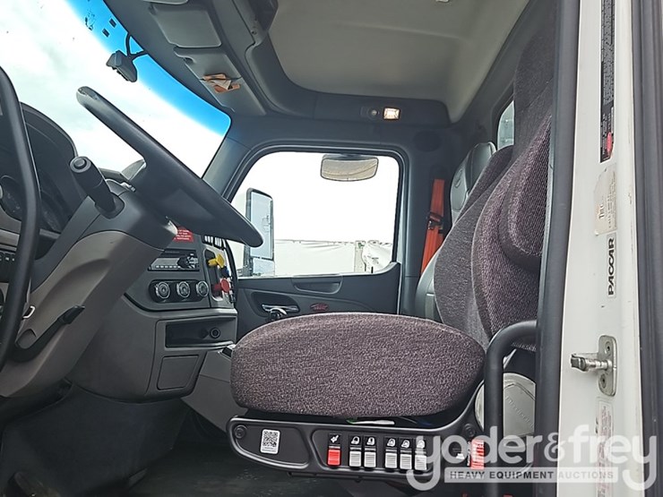 2015-peterbilt-579-image-28