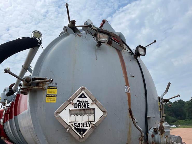 #4728-•-1995-mack-tri-axle-water-tank-truck-(has-wi-title)-image-45