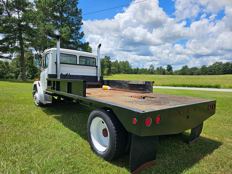 2000-freightliner-fl60-image-14