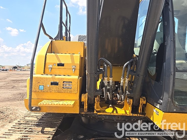 2017-deere-210g-lc-image-39