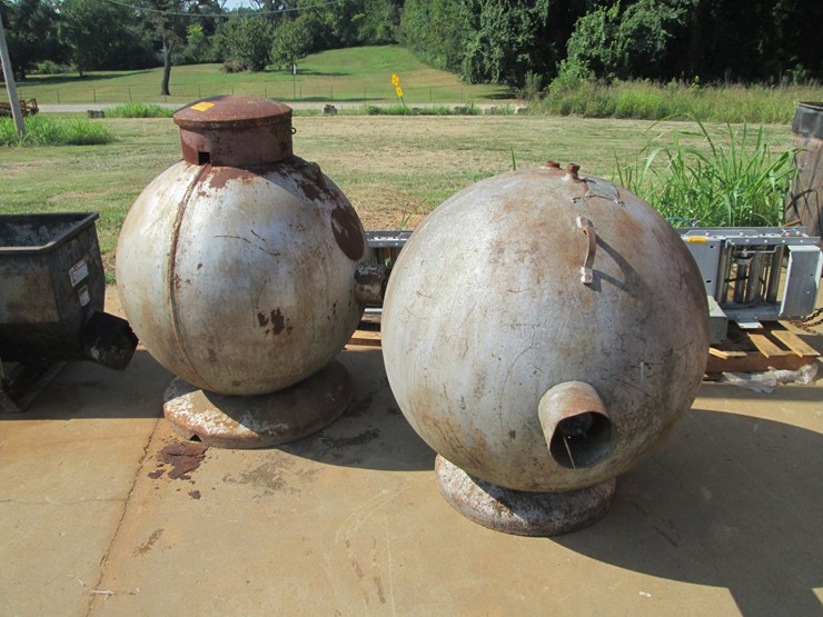 #86-•-#26820-•-lot-of-(2)-200lb-propane-tanks-image-1