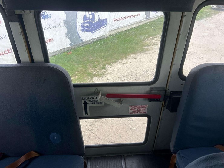 2004-ic-corporation-3000ic-school-bus-image-17