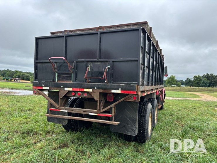 2002-peterbilt-330-image-12