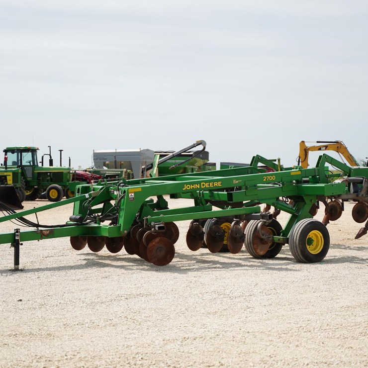 2005 JOHN DEERE 2700