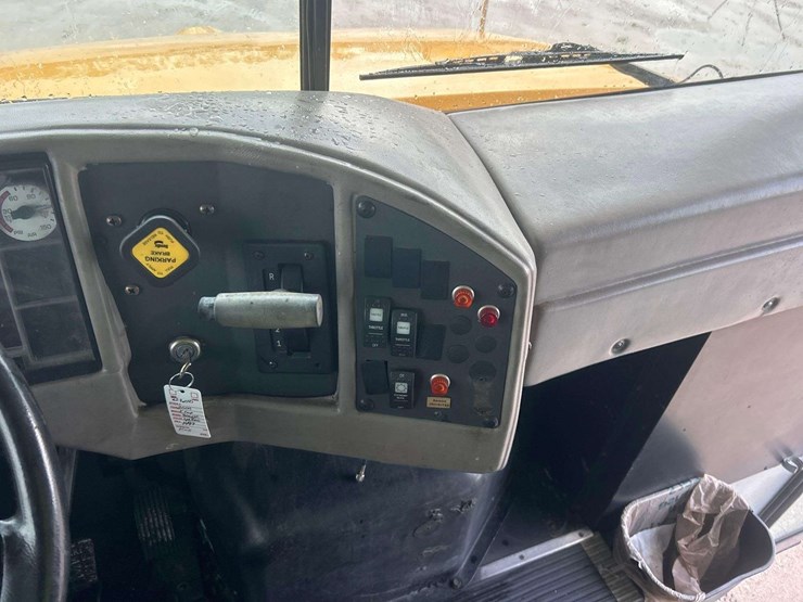 2004-ic-corporation-3000ic-school-bus-image-13