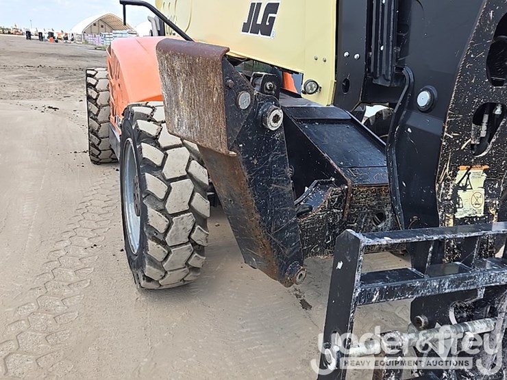 2019-jlg-1055-image-13