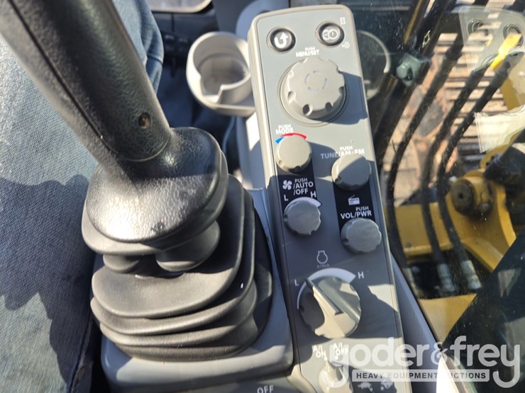 2022-deere-130g-image-83