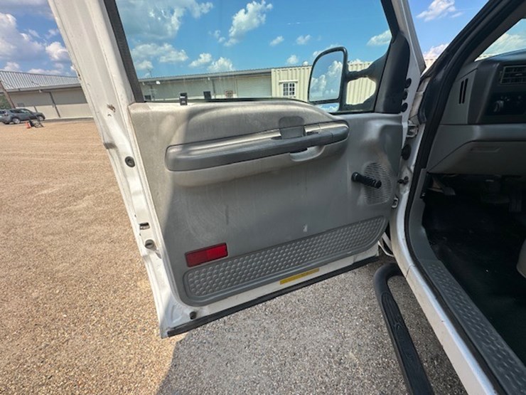 2003-ford-f550-image-38