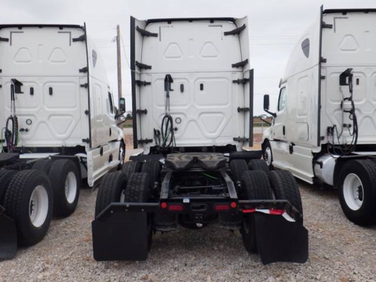 2020-freightliner-cascadia-126-image-8