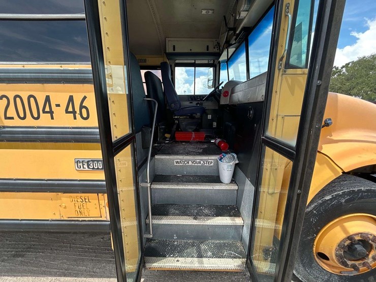 2004-ic-corporation-3000ic-school-bus-image-11