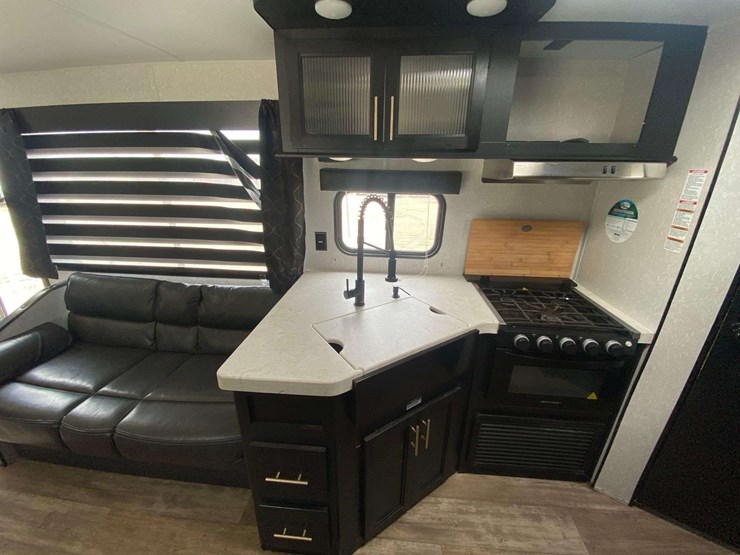 2022-forest-river-cherokee-grey-wolf-26brb-patriotic-edition-32ft.-t/a-travel-trailer-image-14