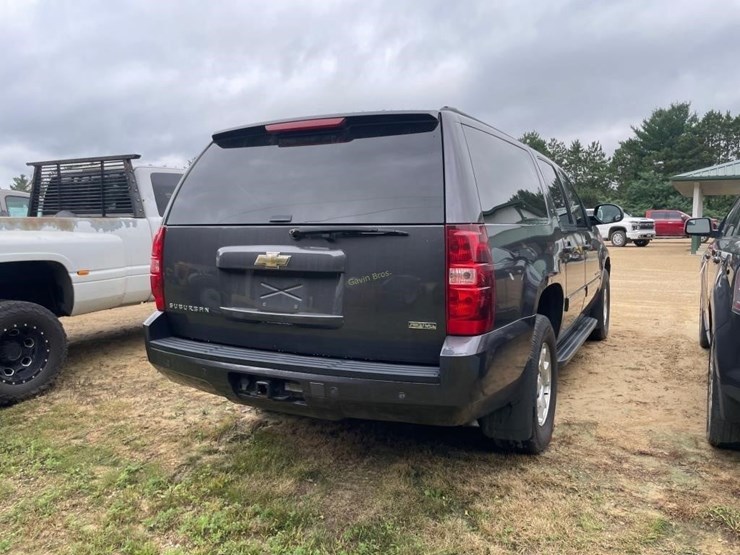 2010-chevrolet-suburban-image-7