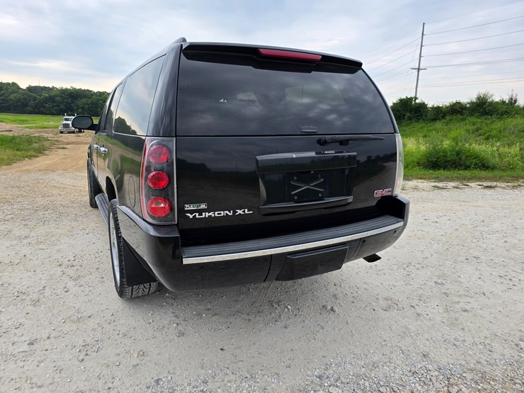 2011-gmc-yukon-xl-image-18