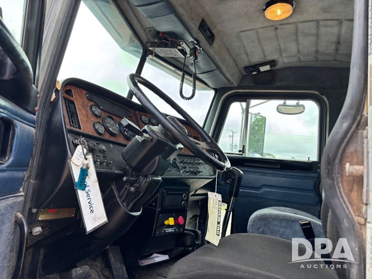 2002-peterbilt-379-image-62