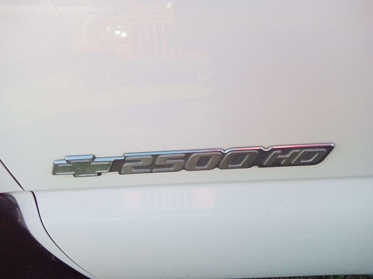 2004-chevrolet-2500hd-image-13