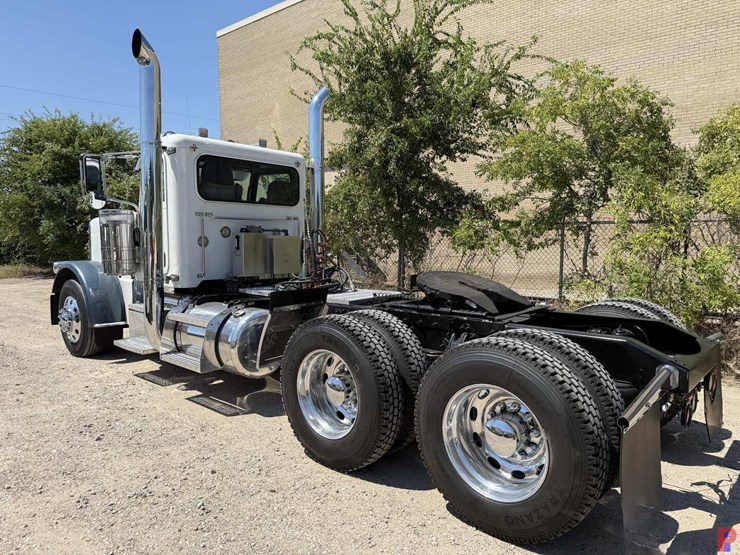 2014-peterbilt-389-image-4