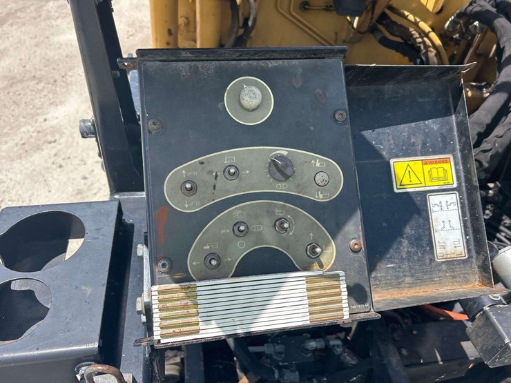 2012-caterpillar-at1055e-track-asphalt-paver-image-14