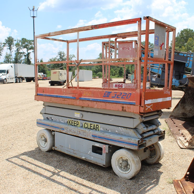 #22748 • ELECTRIC SKY JACK 3220 SCISSOR LIFT/FOR PARTS OR REPAIR ONLY
