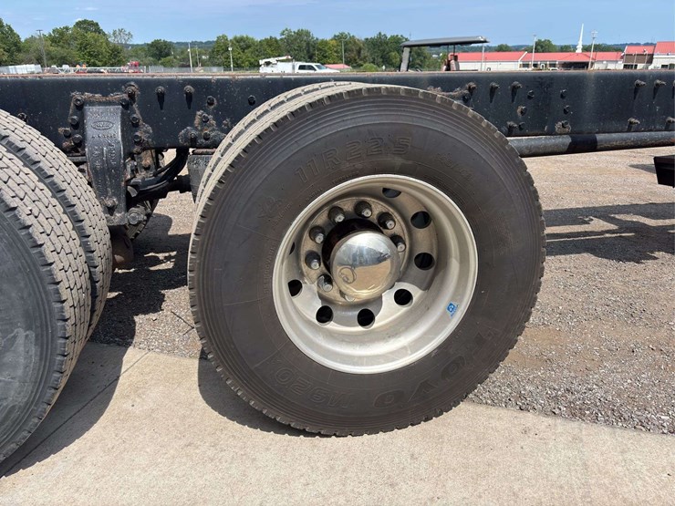 2012-peterbilt-348-image-14