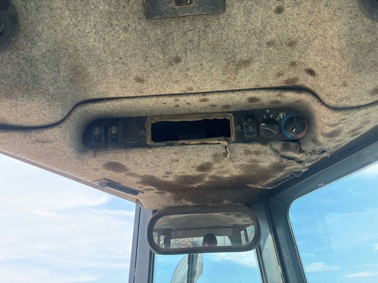 2005-deere-750j-image-29