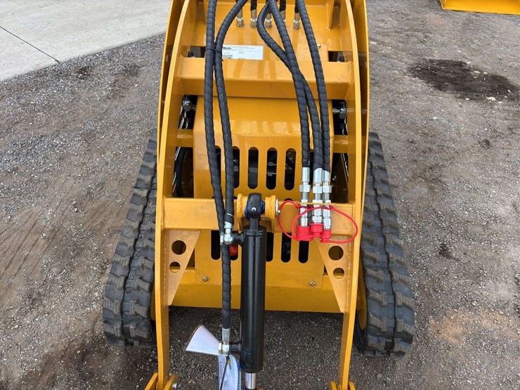sdll30-stand-on-skid-loader-image-11