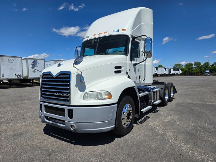 #16603-•-2016-mack-cxu613-day-cab-image-2