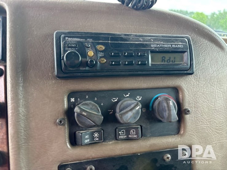 2002-peterbilt-330-image-64