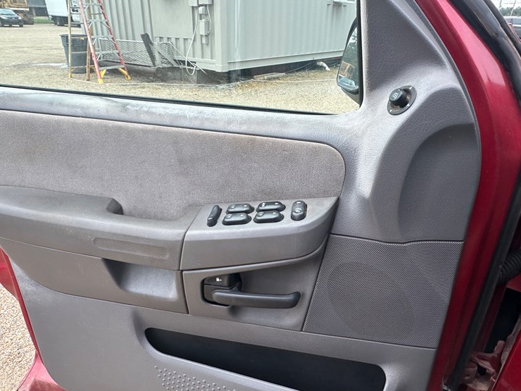 2005-ford-explorer-image-56