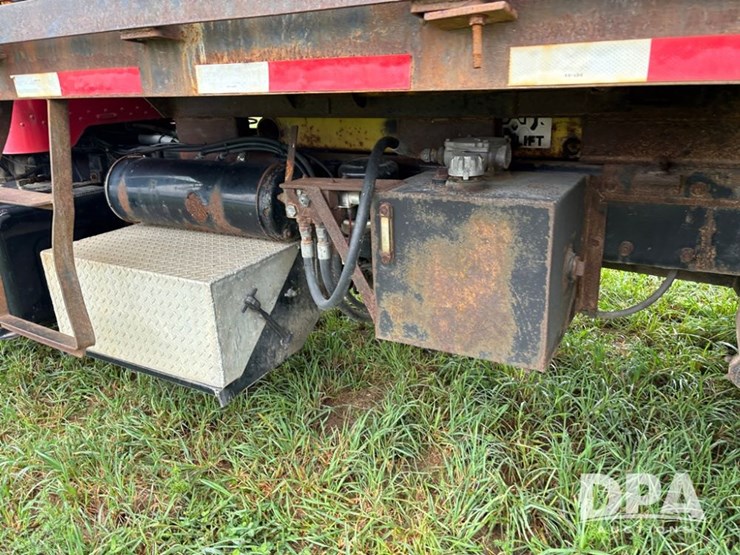 2002-peterbilt-330-image-52