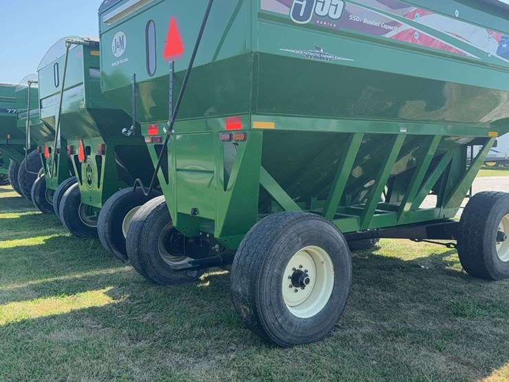 2020-j&m-555-gravity-wagon,-almost-like-new,-used-two-season,-surge-brakes,-roll-tarp,-extendable-tongue,-left-hand-unload-image-4